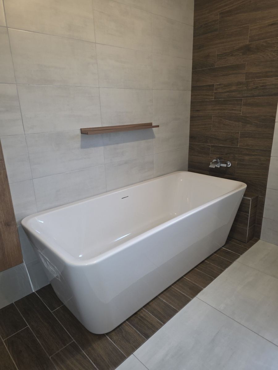 Baignoire îlot avec mitigeur mural