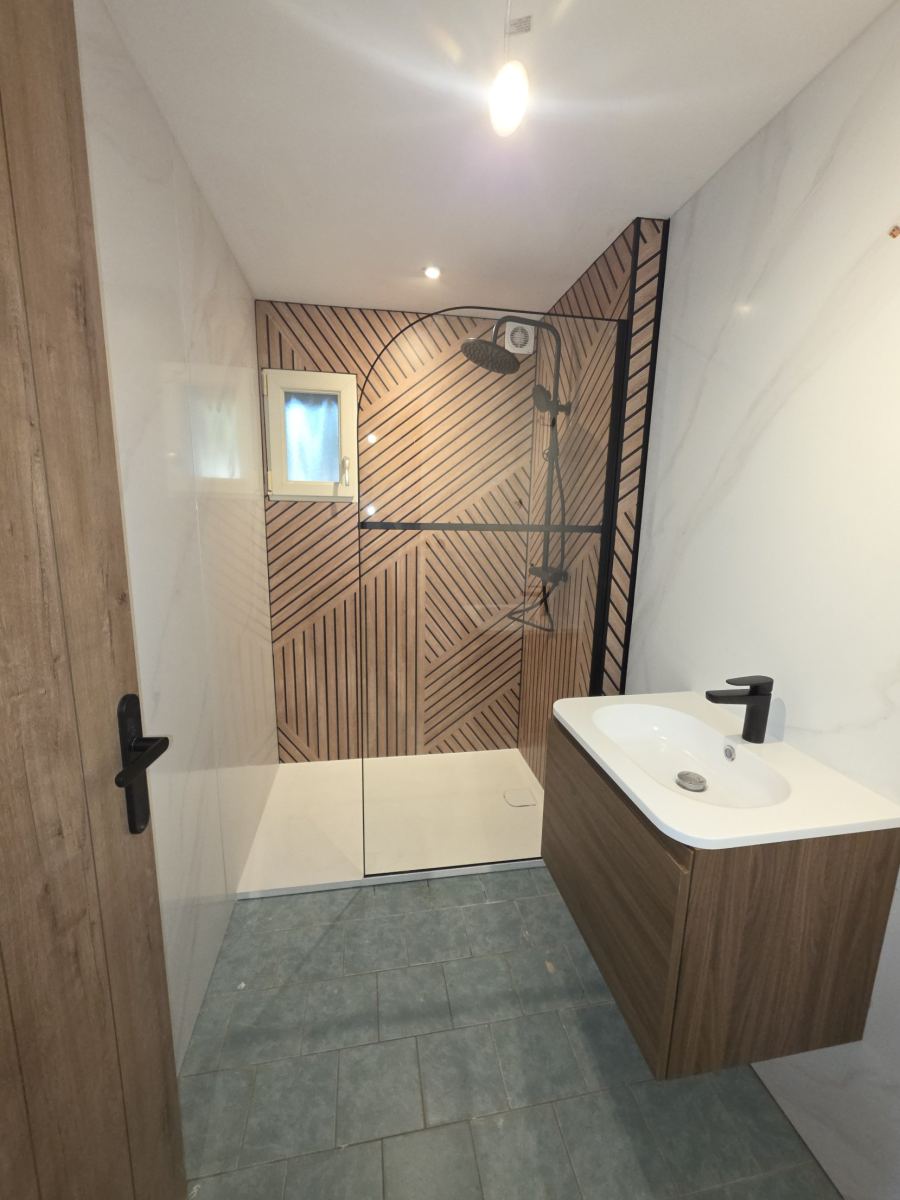 Douche avec receveur extra-plat, colonne de douche noire et meuble bois