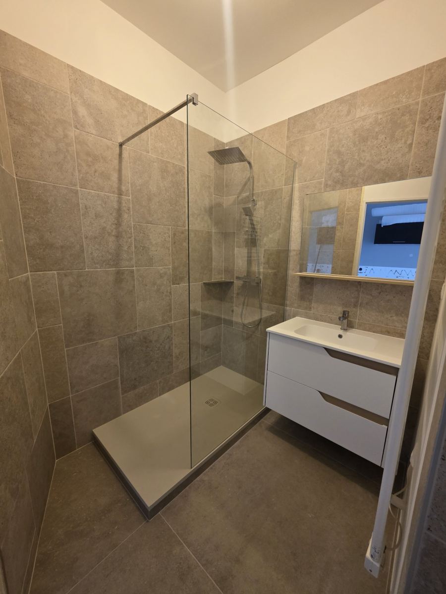 Douche à paroi fixe avec receveur extra-plat et meuble vasque blanc
