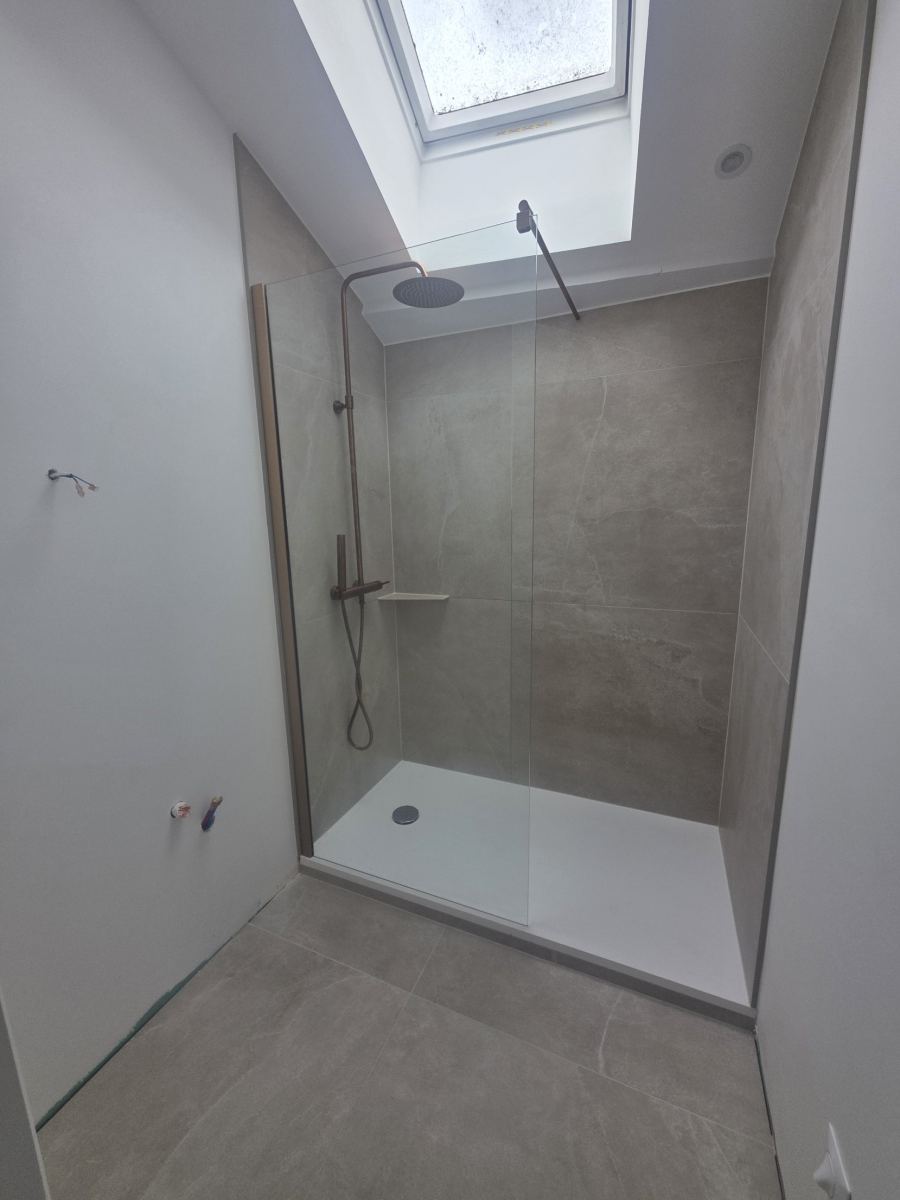 Douche sous fenêtre de toit avec colonne de douche cuivrée
