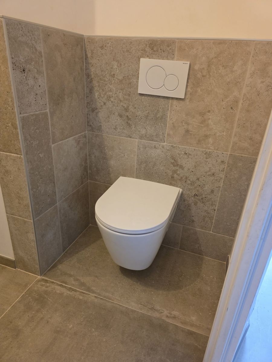 WC suspendu avec plaque de commande blanche